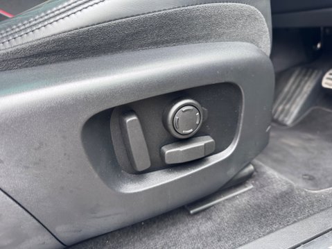 Land Rover Range Rover Evoque R-DYNAMIC HSE MHEV 17