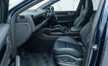 Porsche Cayenne TURBO E-HYBRID Coupe with GT Package 18