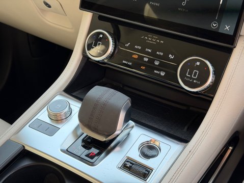 Jaguar F-Pace R-DYNAMIC S 26