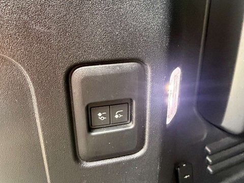 Land Rover Defender 3.0 Defender X-Dynamic S D MHEV Auto 4WD 5dr 26