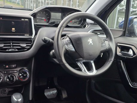 Peugeot 2008 1.2 PureTech Signature SUV 5dr Petrol EAT Euro 6 (s/s) (130 ps) 38