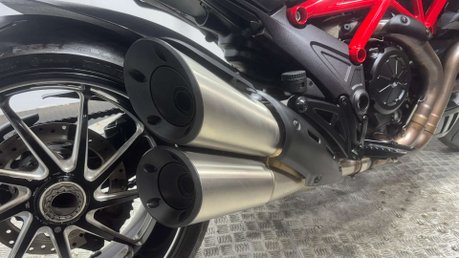 Ducati Diavel 1198 CARBON EDITION 24K 1 OWNER JUST SERVICED MOT APRIL 2027 32