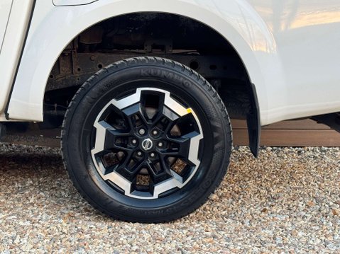 Nissan Navara 2.3 Navara Tekna dCi Auto 4WD 5dr 18
