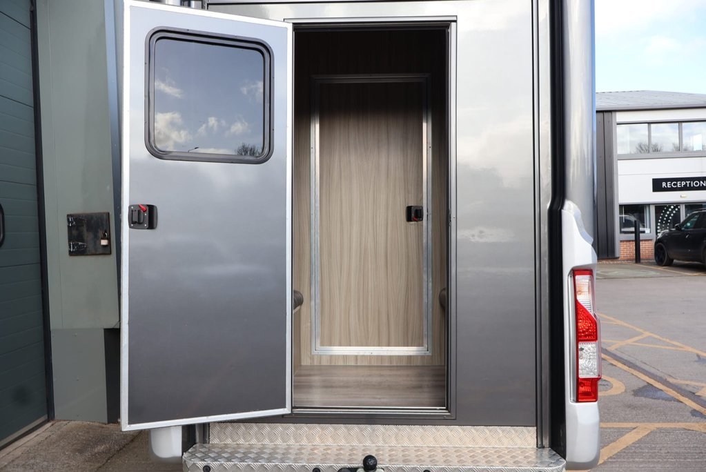 Renault Master 3.5 ton Coach Built Freddie Gover Horsebox with uprated suspension alloys  42