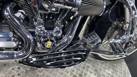 Harley-Davidson Touring 1690 FLHRC ROADKING CLASSIC 2012 TO MANY EXTRAS 21' WHEEL 10