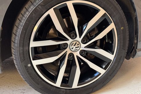 Volkswagen Golf 35.8kWh e-Golf Hatchback 5dr Electric Auto (136 ps) 67