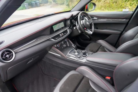 Alfa Romeo Stelvio QUADRIFOGLIO 8