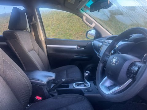 Toyota Hilux 2.8 HI-Luxury Invincible D-4D 4WD Double Cab Auto 4WD 5dr 8