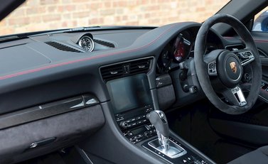 Porsche 911 Targa 4 GTS (991.2) 17