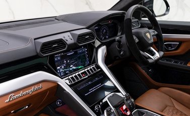 Lamborghini Urus 16