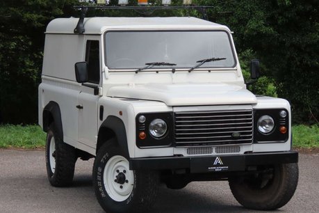 Land Rover Defender 2.4 TDCi Utility Wagon 4WD MWB Euro 4 5dr 3