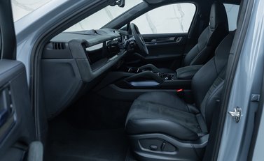 Porsche Cayenne TURBO E-HYBRID Coupe with GT Package 18