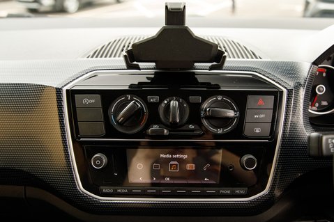 Volkswagen Up BLACK EDITION 22