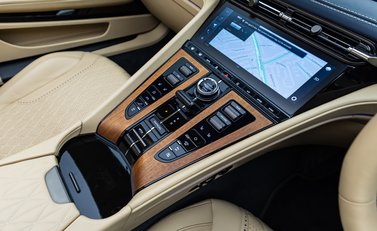 Aston Martin DB12 Volante 26