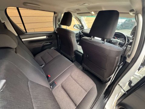 Toyota Hilux 2.8 HI-Luxury Invincible D-4D 4WD Double Cab Auto 4WD 5dr 24