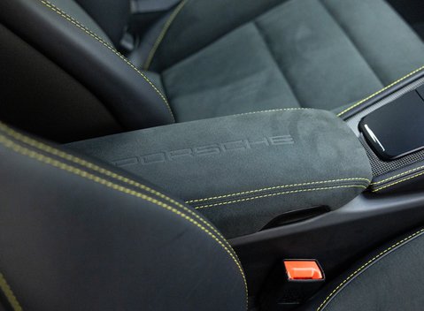 Porsche Cayman GT4 (718) 28