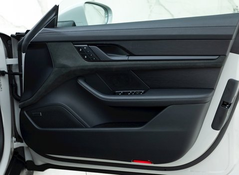 Porsche Taycan GTS Sport Turismo 22