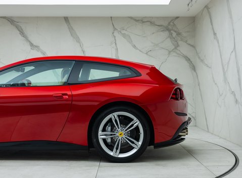 Ferrari GTC4 Lusso V12 40