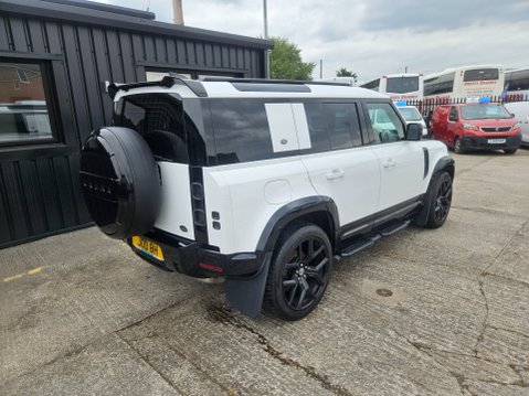 Land Rover Defender S MHEV 6