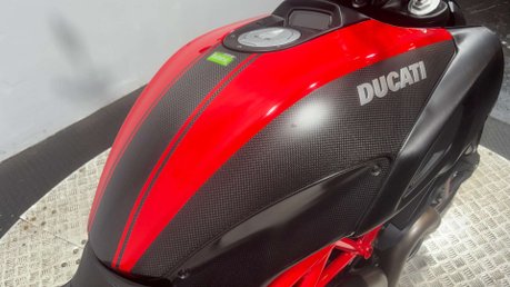 Ducati Diavel 1198 CARBON EDITION 24K 1 OWNER JUST SERVICED MOT APRIL 2027 49