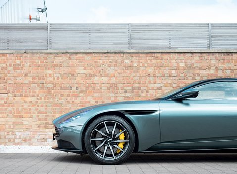 Aston Martin DB11 V8 23
