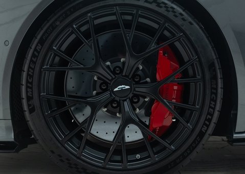 Aston Martin DB12 V8