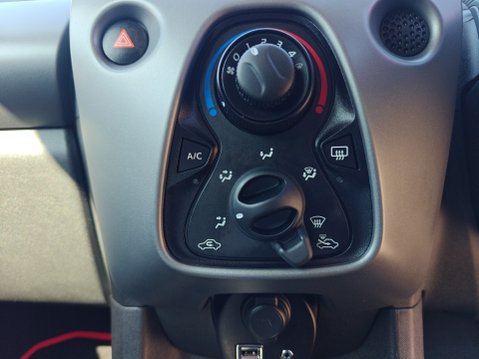 Toyota Aygo VVT-I X-PLAY X-SHIFT 27