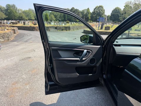Land Rover Discovery Sport 2.0 Discovery Sport R-Dynamic SE D MHEV Auto 4WD 5dr 9