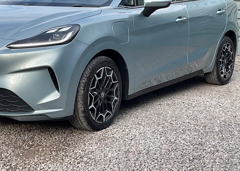 MG MG4 EV URBAN PREMIUM LONG RANGE 5