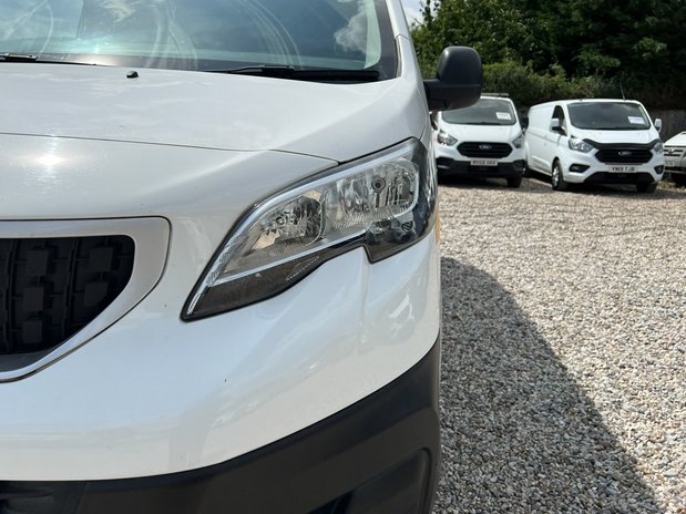Peugeot Expert MWB L2H1 Low Roof Professional 2700 Air Con Tow Bar EURO 6 NO VAT 23