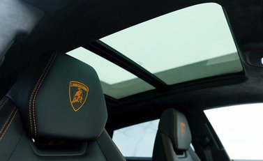 Lamborghini Urus 12