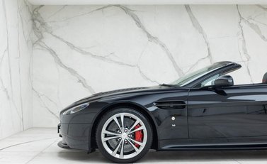 Aston Martin V12 Vantage S Roadster 29