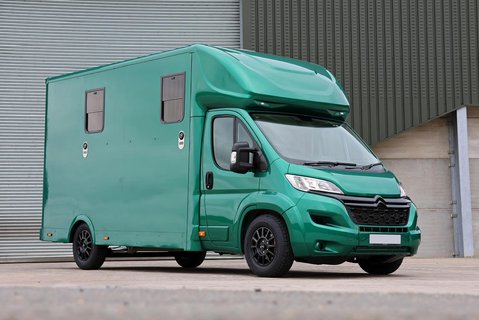 Brand new Pre registered 4.5 TON Seeker Horsebox delivery miles with aluminium stallion partitions  3