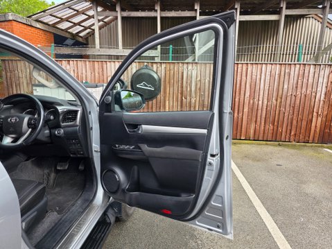 Toyota Hilux INVINCIBLE 4WD D-4D DCB AUTO 20