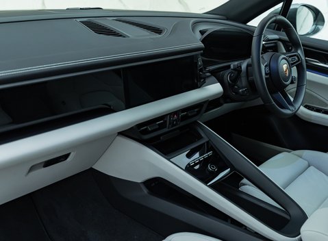 Porsche Macan 4 Electric 19