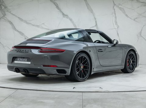 Porsche 911 Targa 4 GTS (991.2) 6