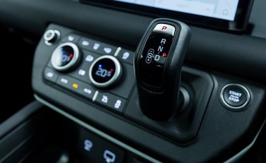 Land Rover Defender 90 D250 X-Dynamic SE URBAN 19