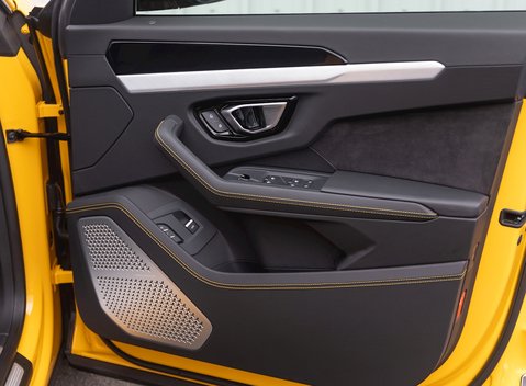 Lamborghini Urus 24