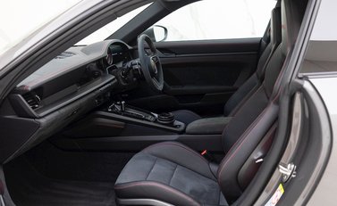 Porsche 911 Carrera GTS (992) 13