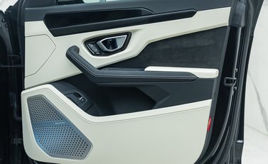 Lamborghini Urus S 28