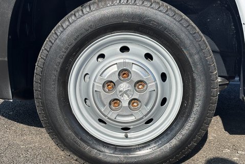 Peugeot Boxer 333 L1 H1 120 ps BlueHdi Professional - Sat Nav & Air Con 28