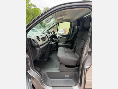 Renault Trafic 1.6 dCi 27 Sport Nav Panel Van 5dr Diesel Manual SWB Standard Roof Euro 6 ( 44