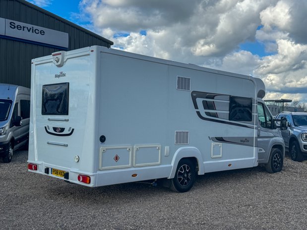 Elddis Majestic 254 2 Belt|4 Berth|Transverse Island Bed|Kitchen|Bathroom|Large Fridge Freezer 3
