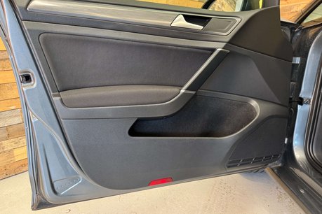 Volkswagen Golf 35.8kWh e-Golf Hatchback 5dr Electric Auto (136 ps) 59