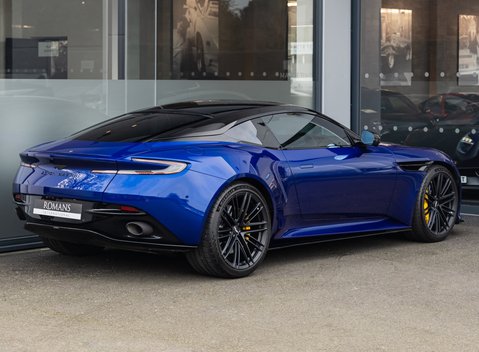 Aston Martin DB12 V8 4
