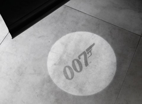 Land Rover Defender 110 V8 Bond Edition 34