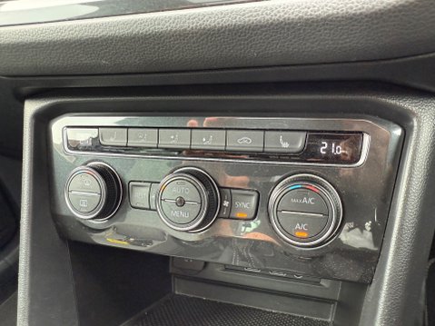 Volkswagen Tiguan R-LINE TECH TSI EVO DSG 25