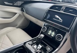 Jaguar XE 2.0 P250i HSE AUTO PETROL 11