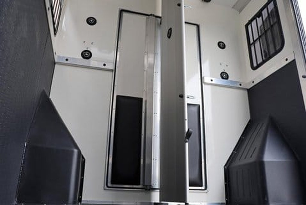 Renault Master DEMO MODEL 3.5 TON ADVANCE 150 AUTO STALLION BUILD SEEKER HORSEBOX REAR BED 36