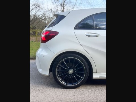 Mercedes-Benz A Class 1.6 A200 AMG Line (Premium Plus) Hatchback 5dr Petrol 7G-DCT Euro 6 (s/s) ( 14